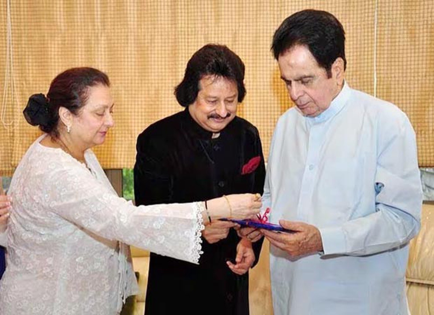  Saira Banu Pays Heartfelt Tribute to Late Singing Maestro Pankaj Udhas